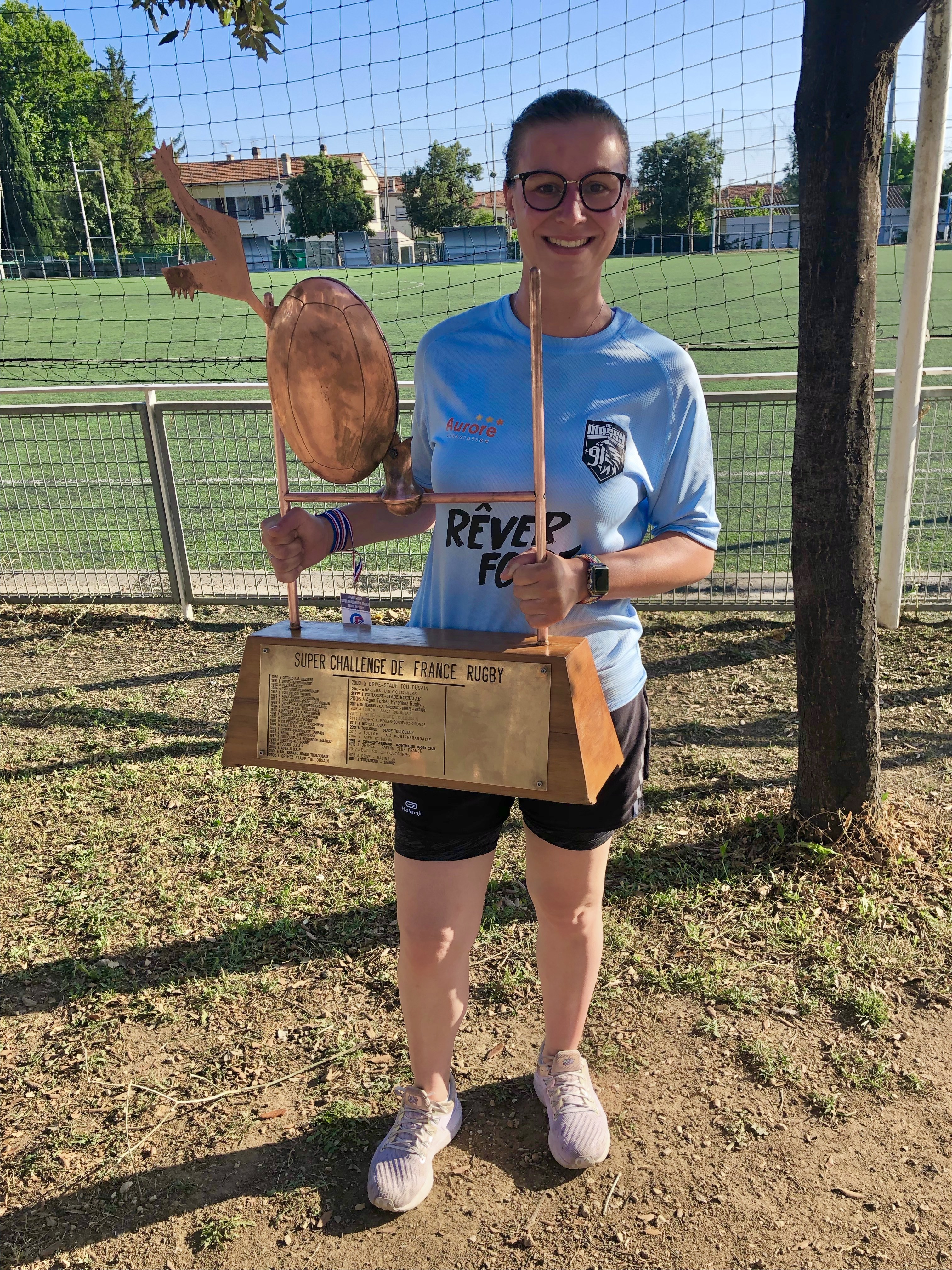 Camille Jeanneau avec le trophée Super Challenge de France Rugby U14 — 2022